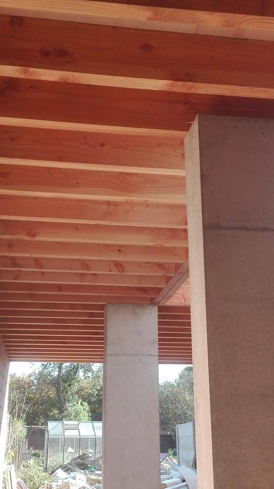 detail betonnen pilaren met houten plafond